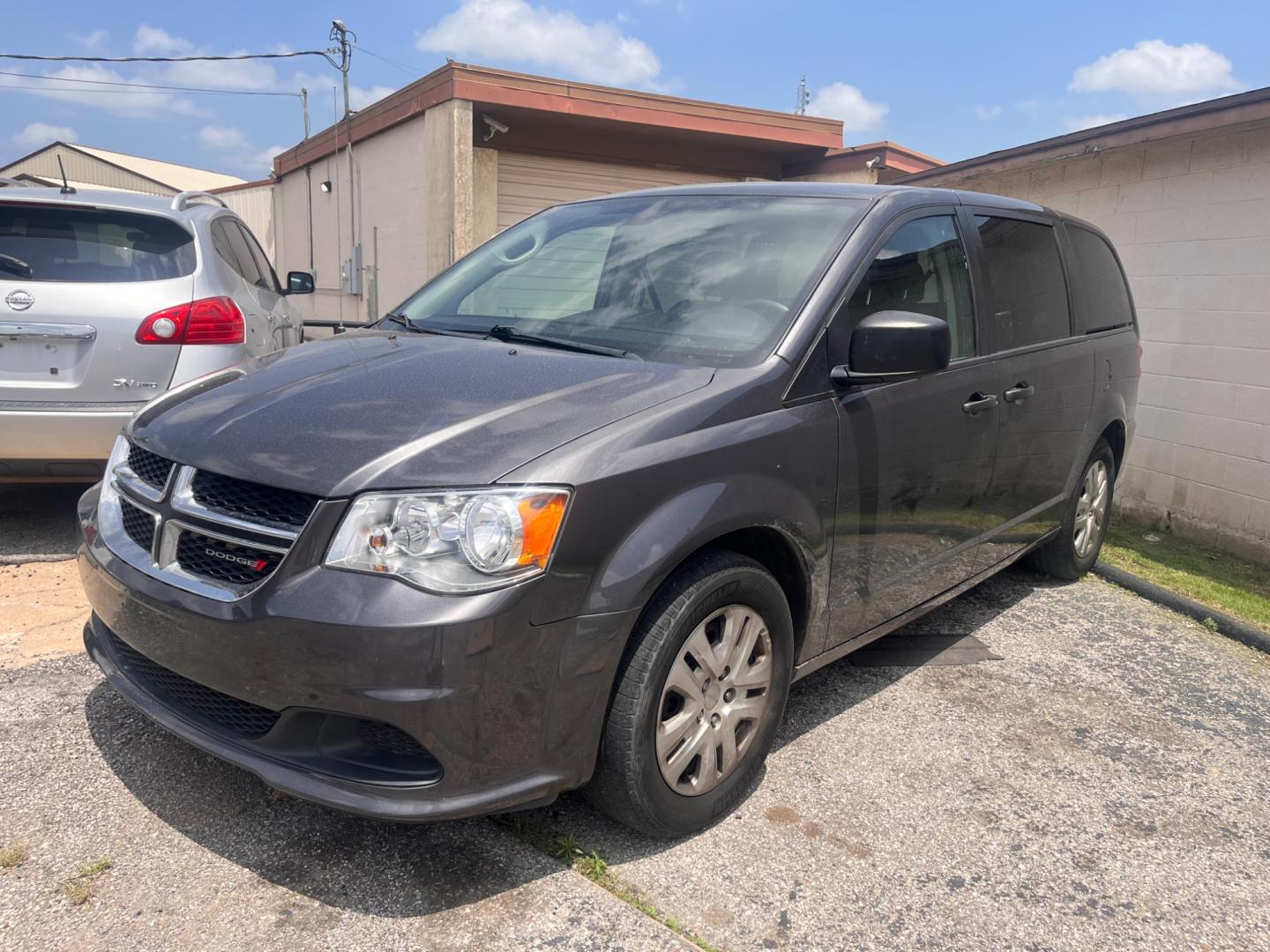 2018 GRAY DODGE GRAND CARAVAN SE SE (2C4RDGBGXJR) with an 3.6L V6 DOHC 24V engine, 6A transmission, located at 8101 E. Skelly Dr., Tulsa, OK, 74129, (918) 592-3593, 36.121891, -95.888802 - Photo#0